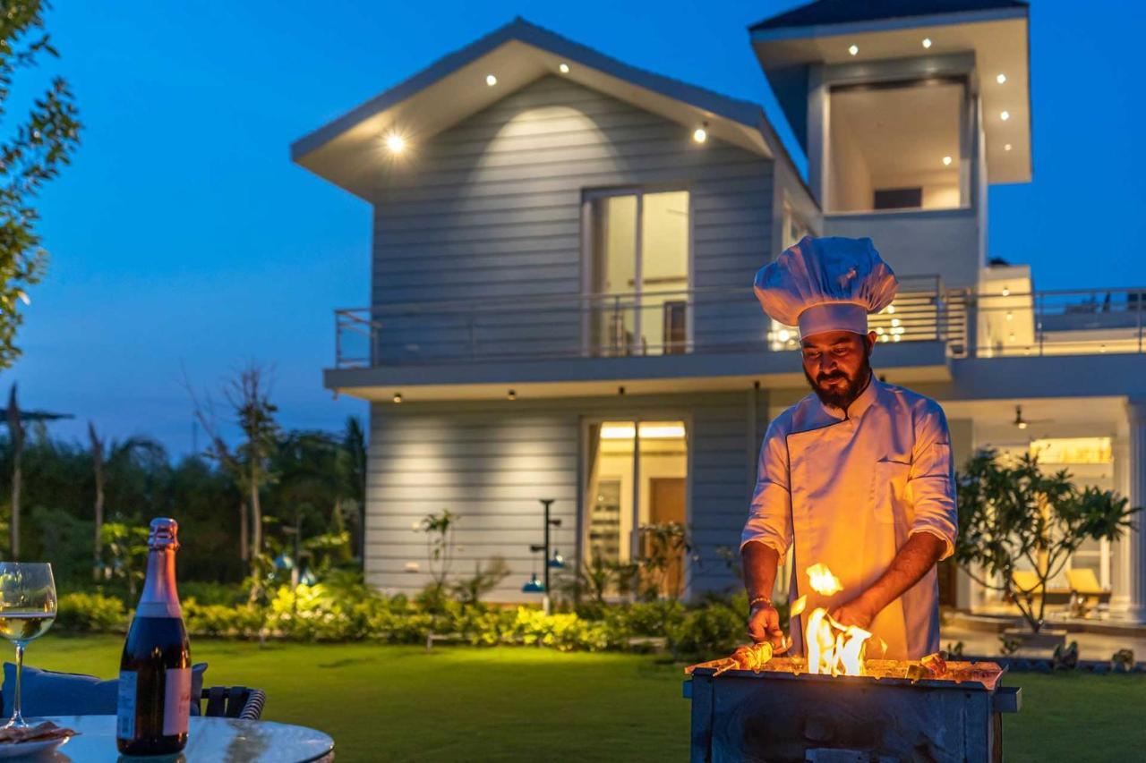 Stayvista At Serenity Farms With Pool, Lawn, Bonfire & Bbq Sohna Kültér fotó