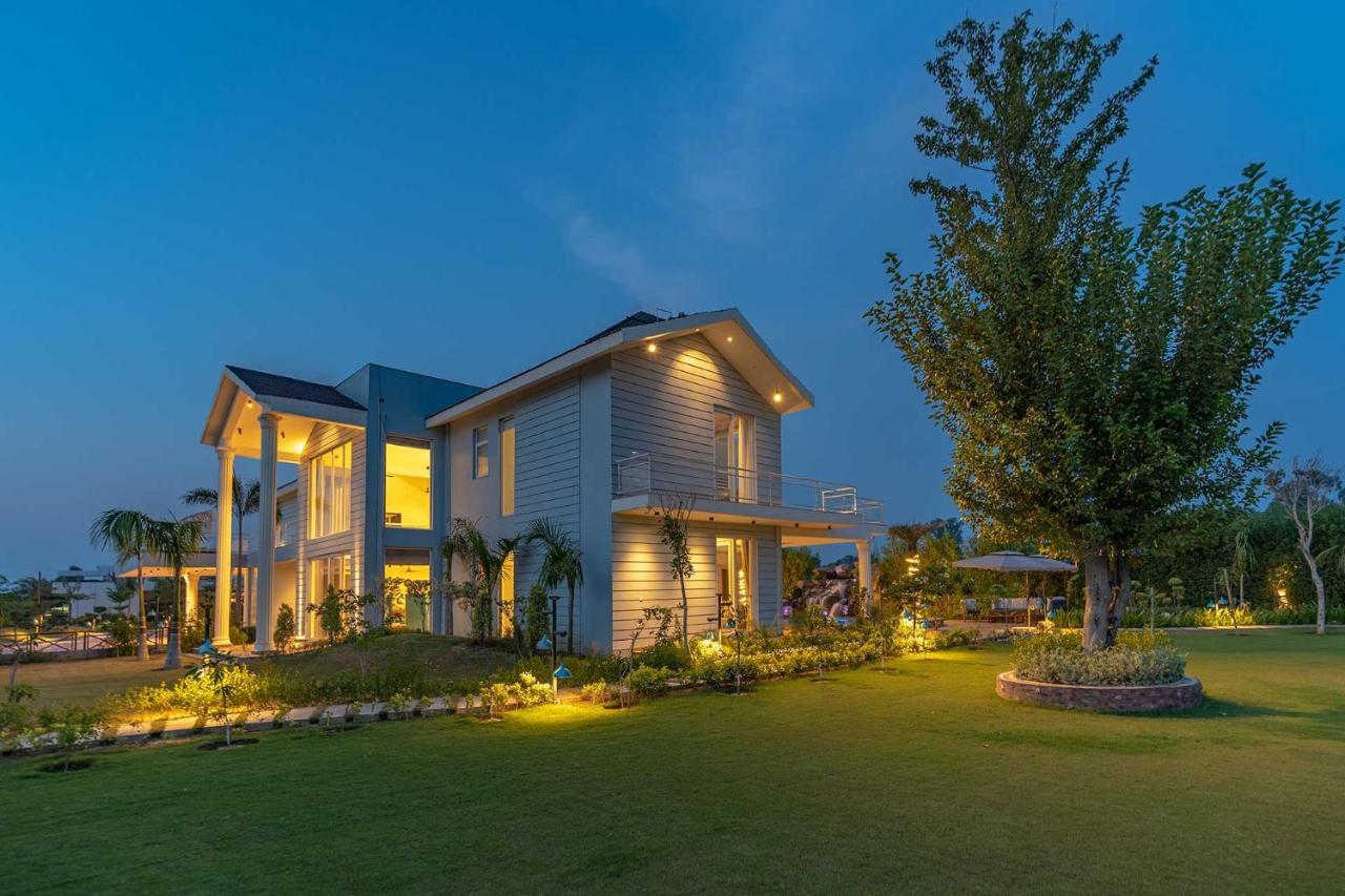 Stayvista At Serenity Farms With Pool, Lawn, Bonfire & Bbq Sohna Kültér fotó